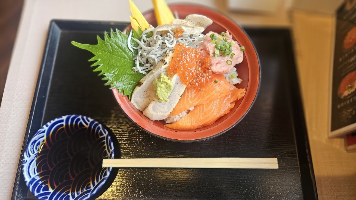 日本海直送 とれとれ海鮮丼 マルセン 出雲大社 海鮮の実際の写真