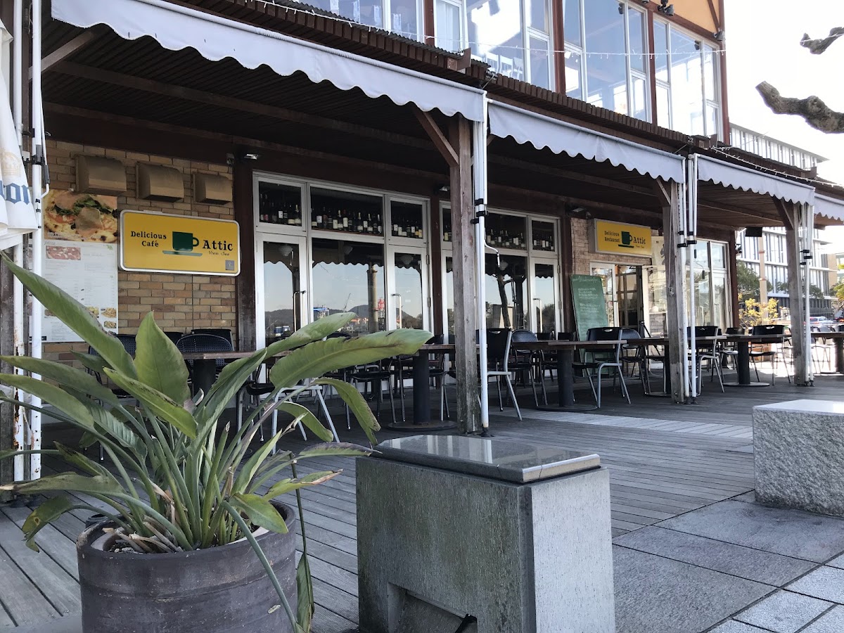 Attic coffee and dining