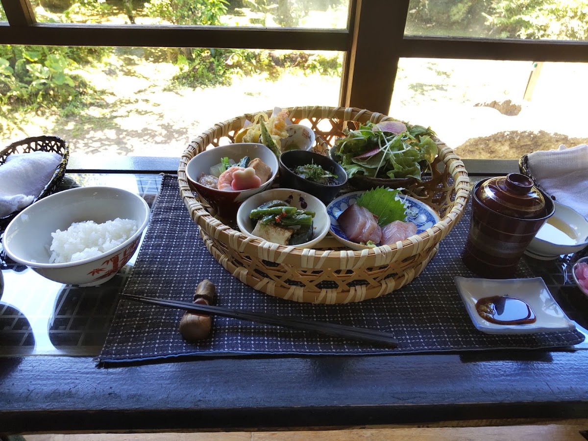 古民家で昼ごはん梅里の実際の写真