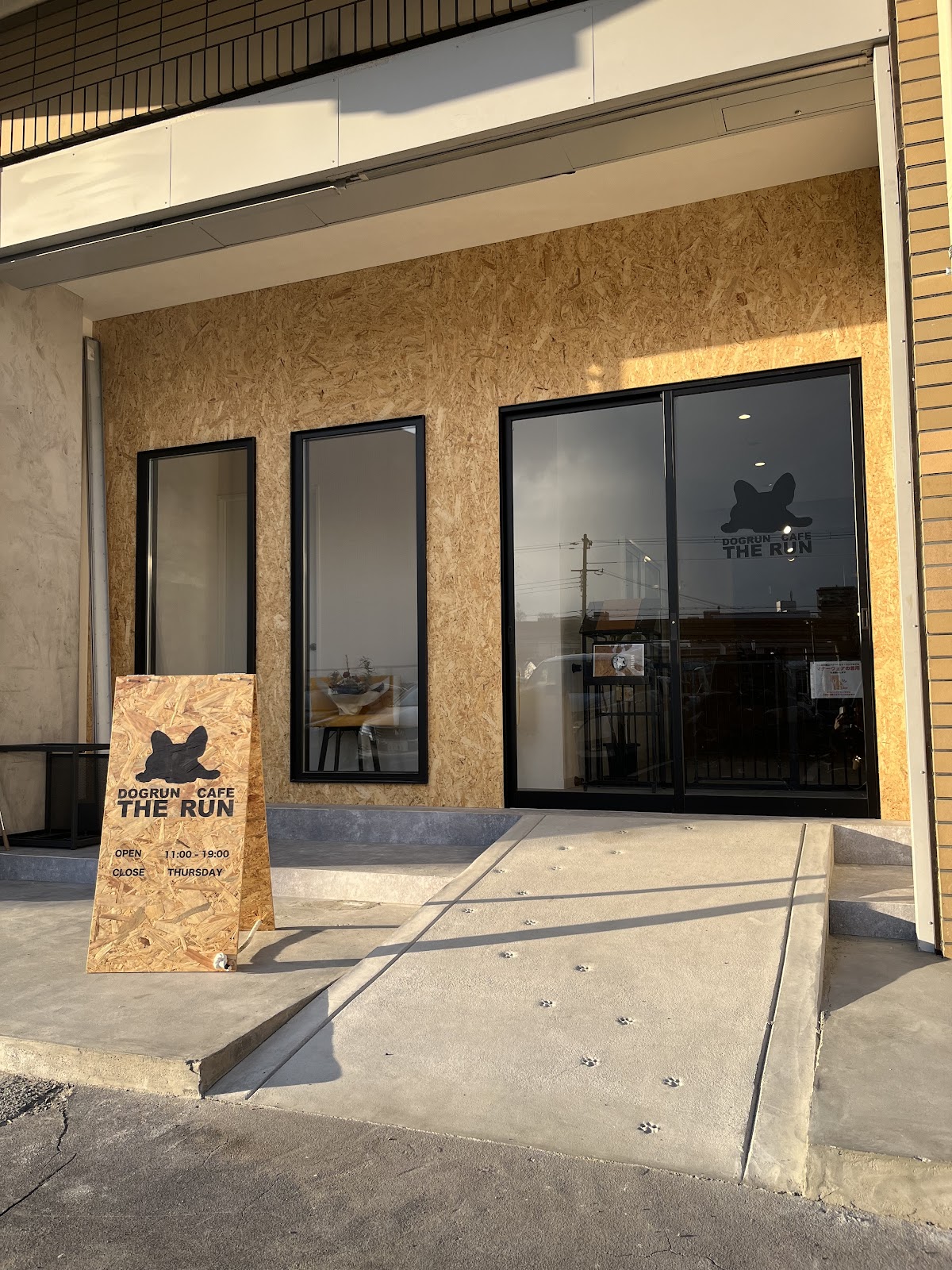 Dog Run Cafe THE RUN